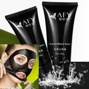 Le masque pour la personne avec laspirine des boutons et le miel