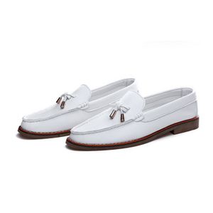 Produits disponibles sur Amazon.fr Mocassins Finsbury pour homme en cuir noir. Cette paire de mocassins Finsbury est un grand classique de la marque. Ces chaussures sans lacet sont à la fois chics et élégantes. Que ce soit pour le week-end ou pour le travail, ces mocassins conviennent aux cous de pied moyennement développés.
