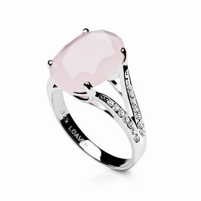 superbe bague avec grand cubic zircon ovale . Lâ€™anneau est en argent ...