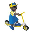 FIGURINE Petit ours brun à la trottinette