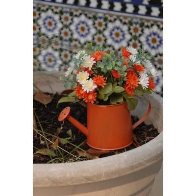 Bouquet de fleurs artificielles sur petit arrosoir métal Délicat