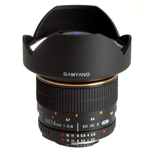 Le Samyang 14mm, en monture Nikon, est doté d'une puce électronique