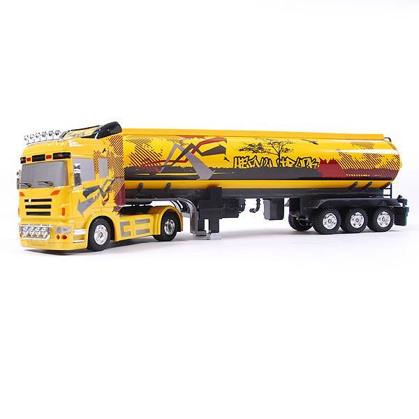 Prenez le volant d39;un magnifique camion citerne radiocommandé à l 