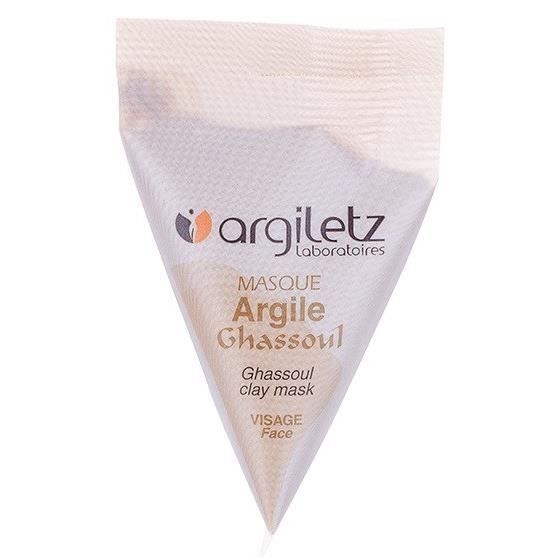 Le masque avec le miel pour la personne des points noirs