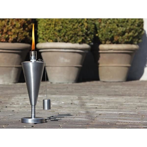 Une ambiance conviviale dans votre jardin avec cette lampe à huile