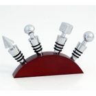 BOUCHON BOUTEILLE - BOUCHON DOSEUR 4 bouchons métal disposés sur un socle en bois