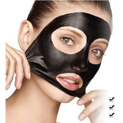 Le masque des concombres frais pour la personne des boutons