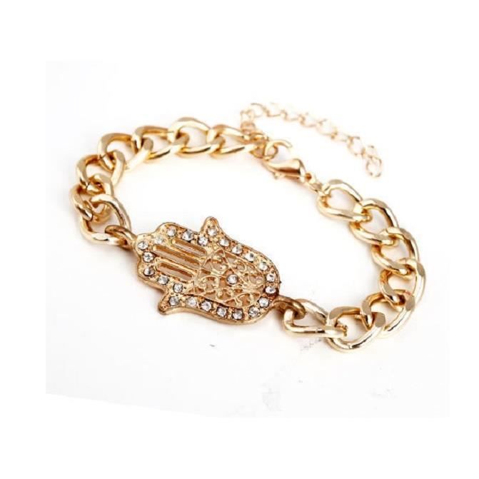Bracelet main de Fatma couleur or avec petits strass accroché à une chaine grosse maille dorée. Attache par mousqueton avec chainette dextension.