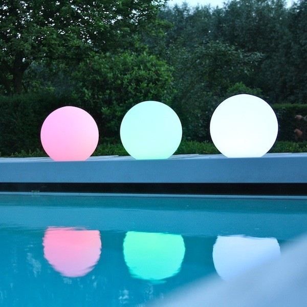 Boule lumineuse LED 30cm multicolore et waterproof Cette boule