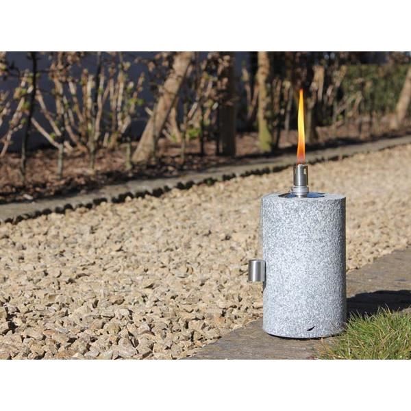 Une ambiance conviviale dans votre jardin avec cette lampe à huile