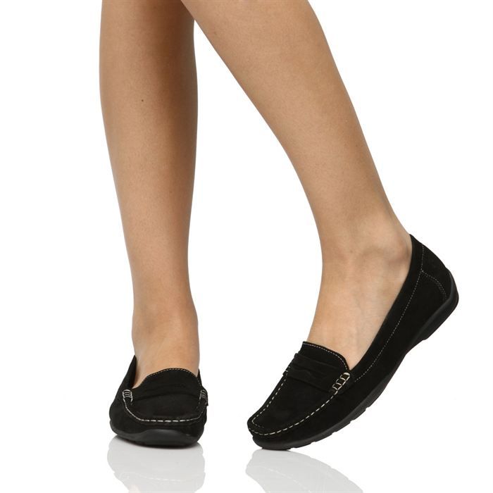 Mocassin femme noir Toutefois, le mocassin n'aime rien tant que la sobriété des tons et les couleurs intemporelles. En somme, la chaussure basse en vogue est emblématique de la libération de la femme. En somme, la chaussure basse en vogue est emblématique de la libération de la femme.