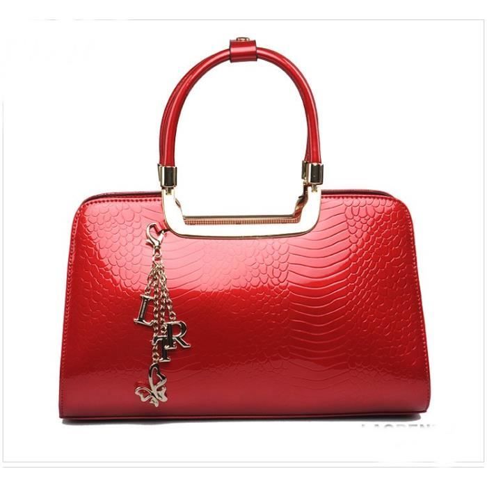 Sac à main en peau de serpent Banque de photographies et d'images à haute résolution - Alamy