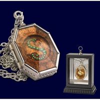 FIGURINE Réplique médaillon Horcrux de Salazar Serpentard