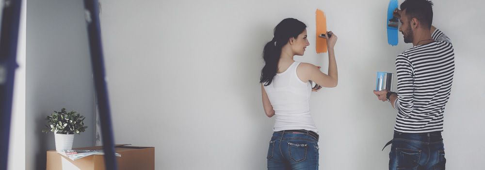 couple en train de choisir une peinture pour le mur