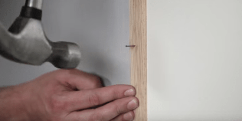 Comment réparer un gond de porte arraché ?