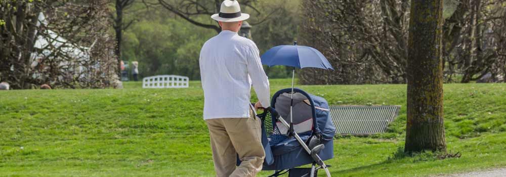 père avec son bébé dans une poussette