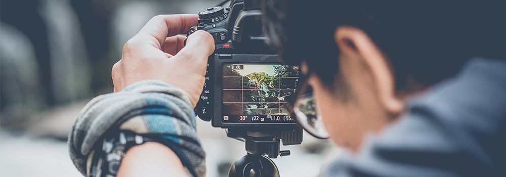 Un homme prenant une photographie