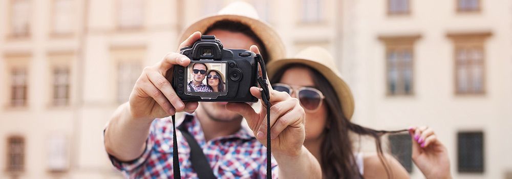Un couple se prend en photo
