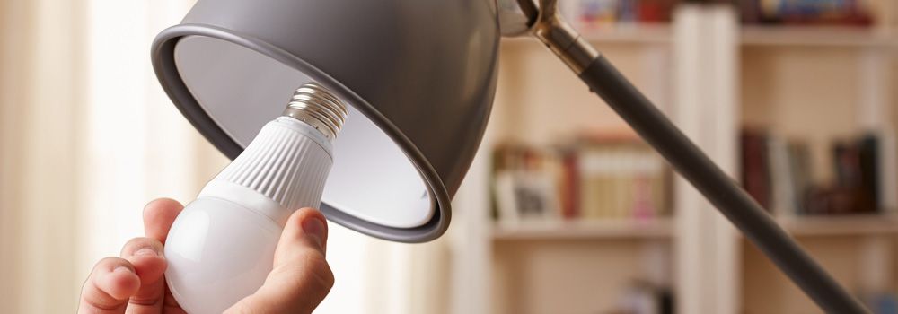 main changeant une ampoule électrique