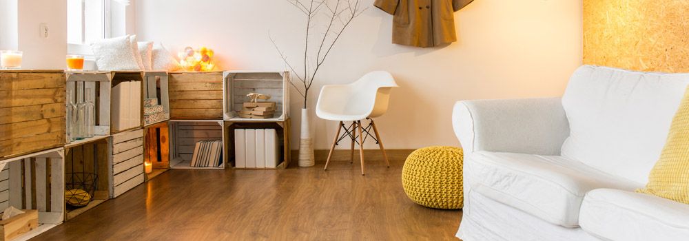 Salon avec rangement en caisse en bois