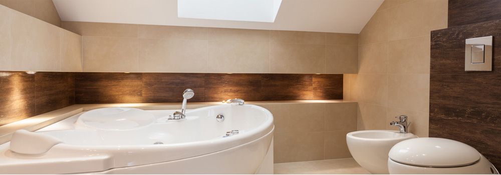 salle de bain marron avec sanitaires blanches