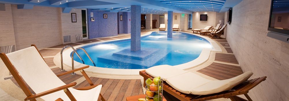 piscine intérieure, chaises longues