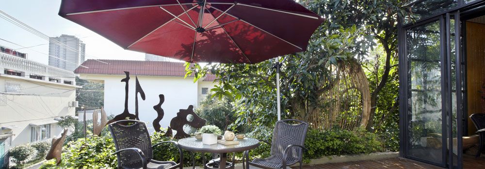 Parasol sur terrasse avec mobilier d'extérieur