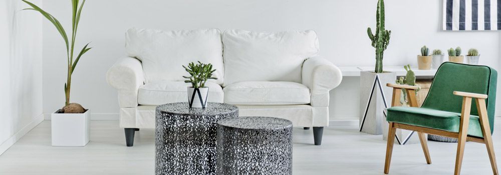 deux fauteuils design dans un appartement luxueux
