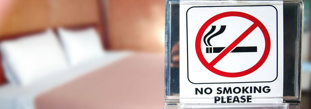 petite plaque affichant une défense de fumer