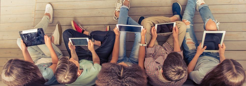 Un groupe d'amis avec leurs tablettes