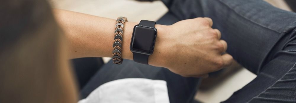Homme avec montre connectée