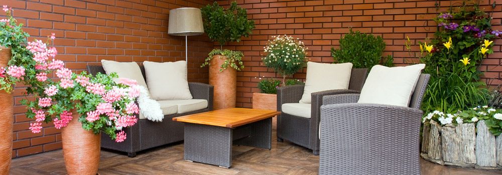 salon en résine tressée sur le patio