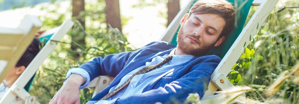 homme dormant dans un hamac
