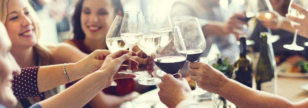 Amis dégustant du vin