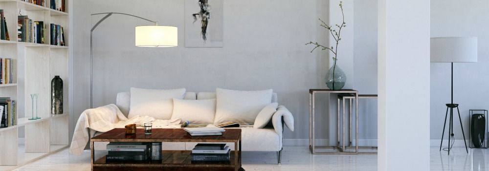 chambre vide avec des grandes baies vitrées