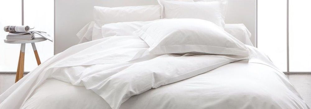 linge de lit et tête de lit en blanc