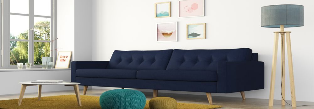 canapé, table basse, poufs, tapis, lampe, cadres muraux