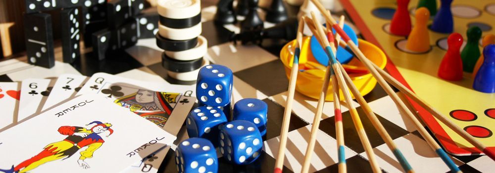 jeux de société avec dés, cartes et pions