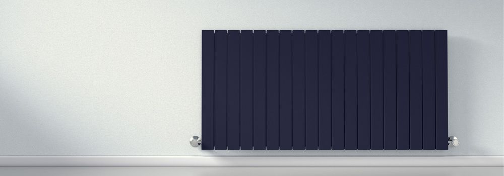lit, linge de lit imprimé, radiateur, fauteuil jaune