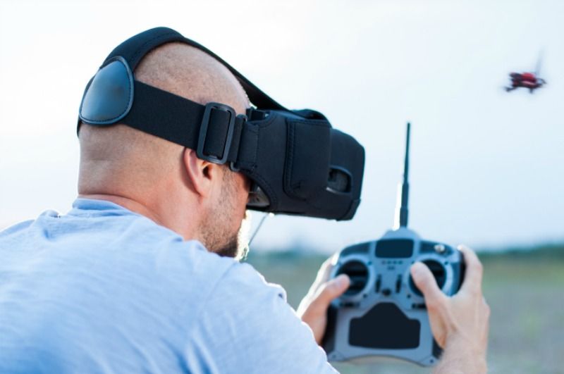 homme fait voler drone homme fait voler drone