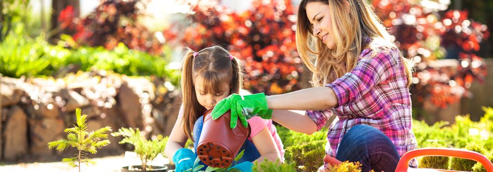 mère et fille dans le jardin