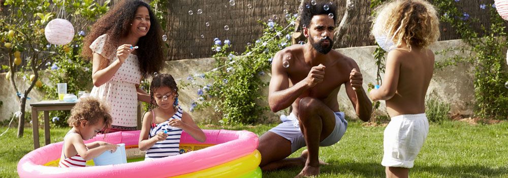 famille-et-piscine-gonflable-dans-jardin