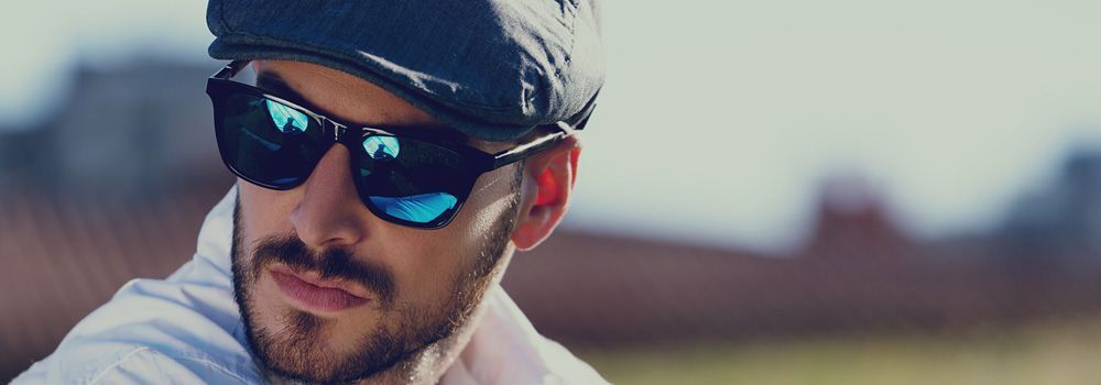 homme avec des lunettes de soleil