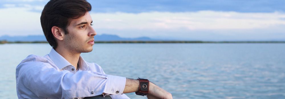 jeune homme en chemise, au bord de l'eau