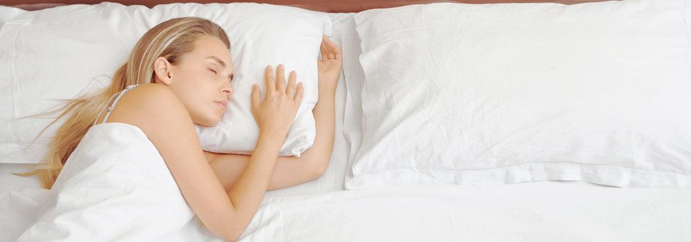 femme-dormir-lit-blanc