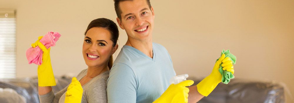 couple faisant le ménage