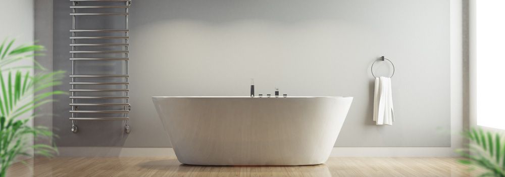 Salle de bain sobre avec baignoire et porte serviette