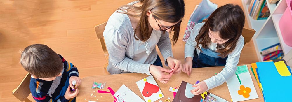 institutrice avec les élèves pendant la classe de loisir créatif
