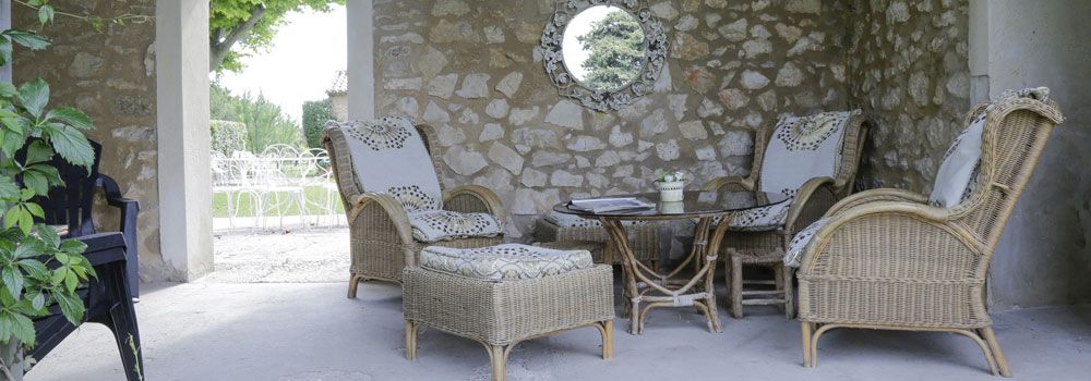 Mobilier en rotin dans une maison au style authentique