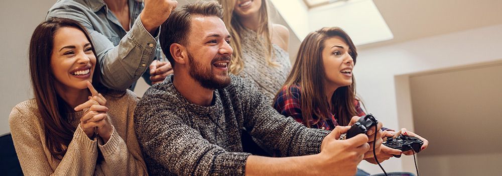 Des amis jouent à la console